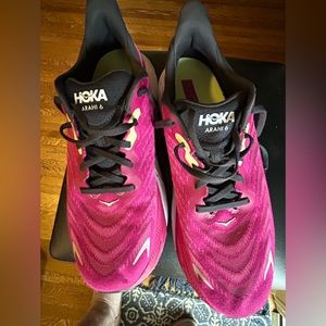 Hoka Arahi 6 size 10 ladies in festive fuchsia
